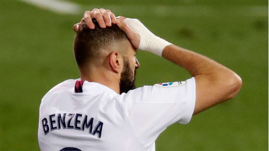 Karim Benzema se lamenta tras una ocasión de gol en un partido oficial con el Real Madrid
