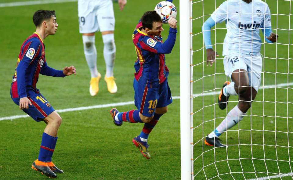 Leo Messi anota contra el Valencia