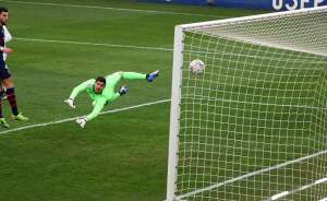 Javi Galán bate a Thibaut Courtois