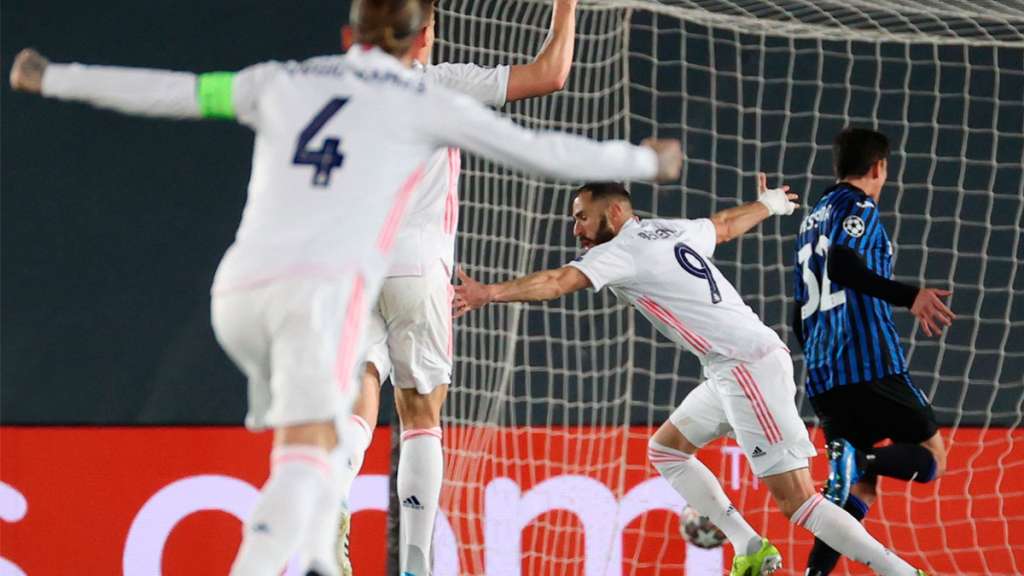 Karim Benzema celebra el primer tanto contra el Atalanta
