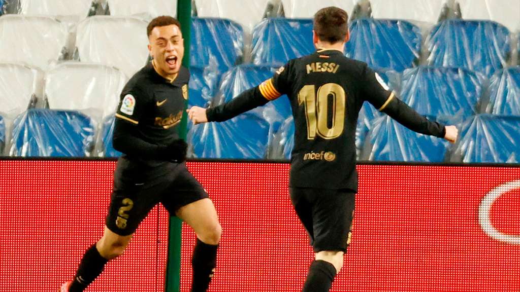 Sergiño Dest celebra con Leo Messi un tanto del Barça contra la Real Sociedad