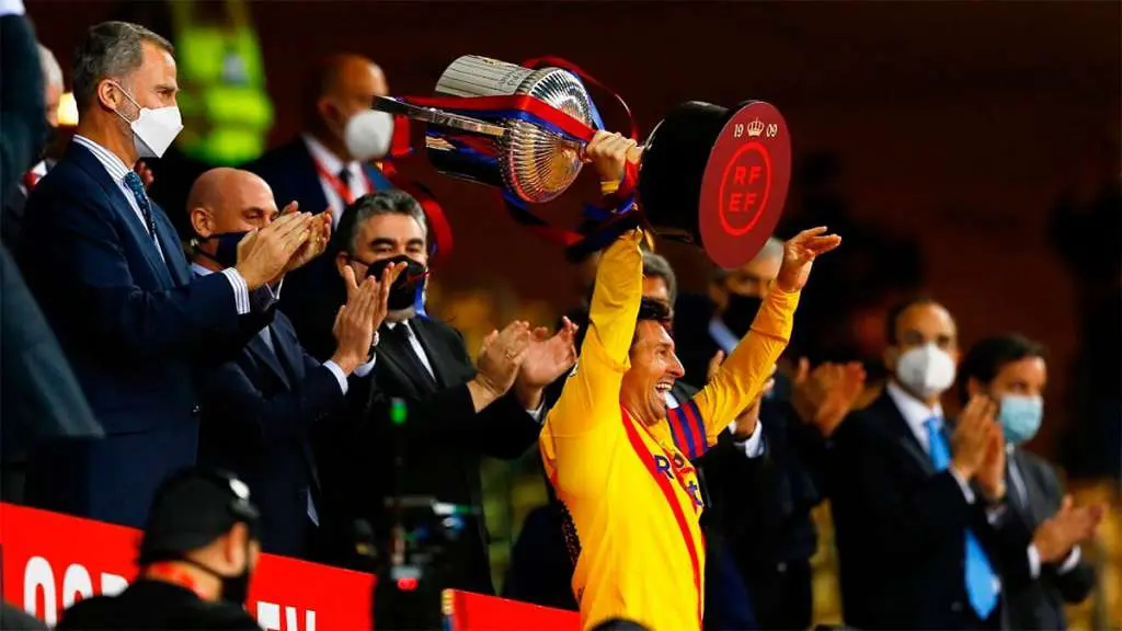 Leo Messi levanta la Copa del Rey