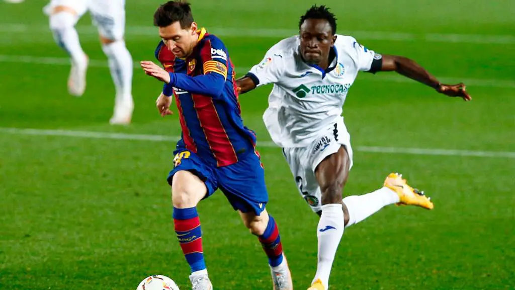 Leo Messi perseguido por Djené