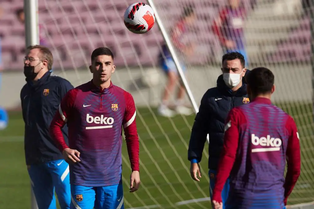 Pedri y Ferran Torres en un entrenamiento con el Barça