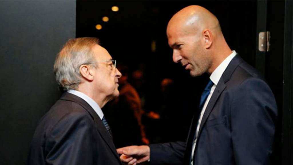 Florentino Pérez y Zidane conversando antes de un partido