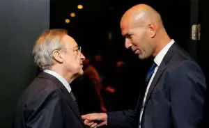 Florentino Pérez y Zidane conversando antes de un partido