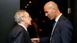 Florentino Pérez y Zidane conversando antes de un partido