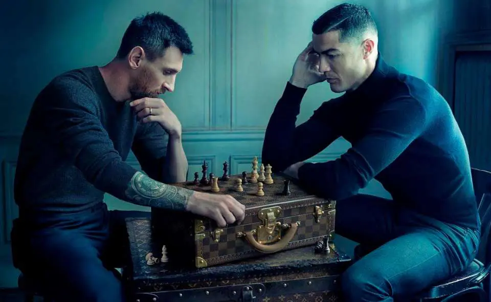 Messi y Cristiano, jugando al ajedrez
