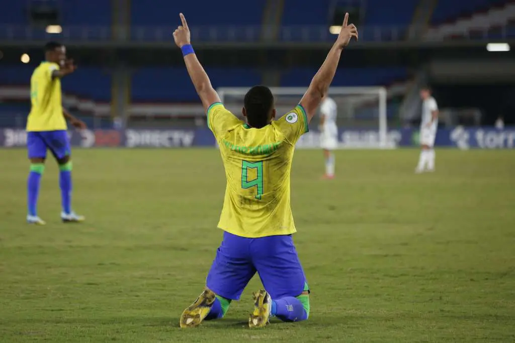 Vitor Roque celebra con Brasil 