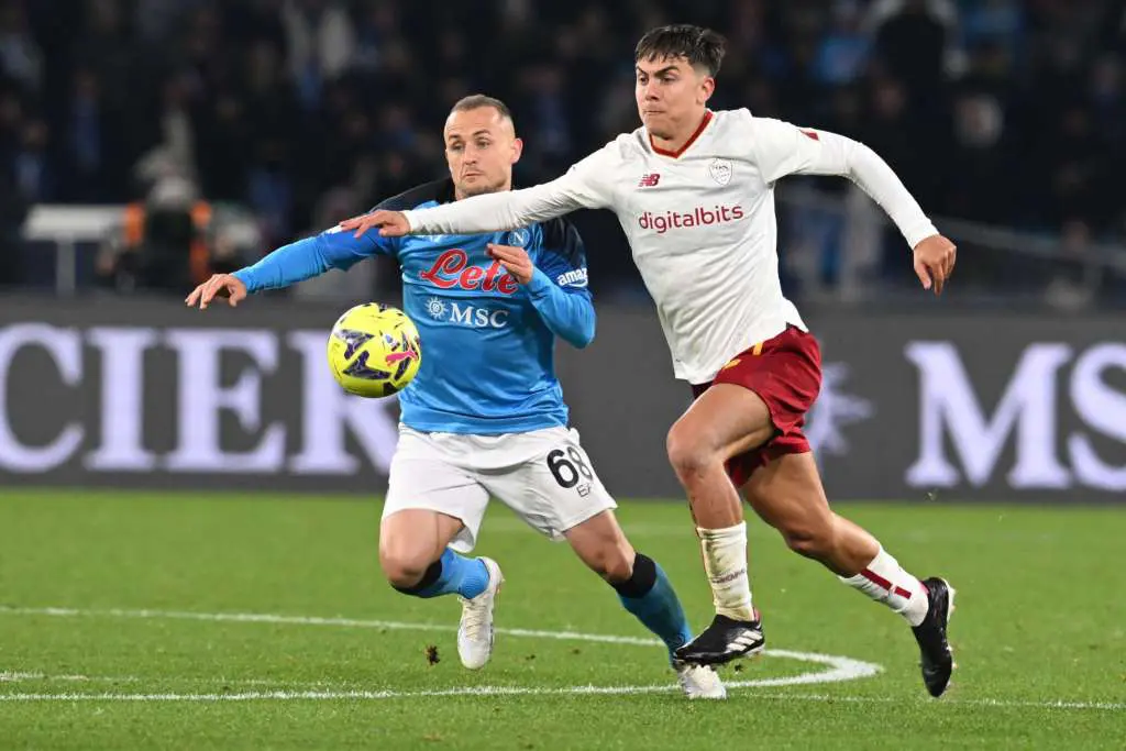 Dybala y Stanislav Lobotka