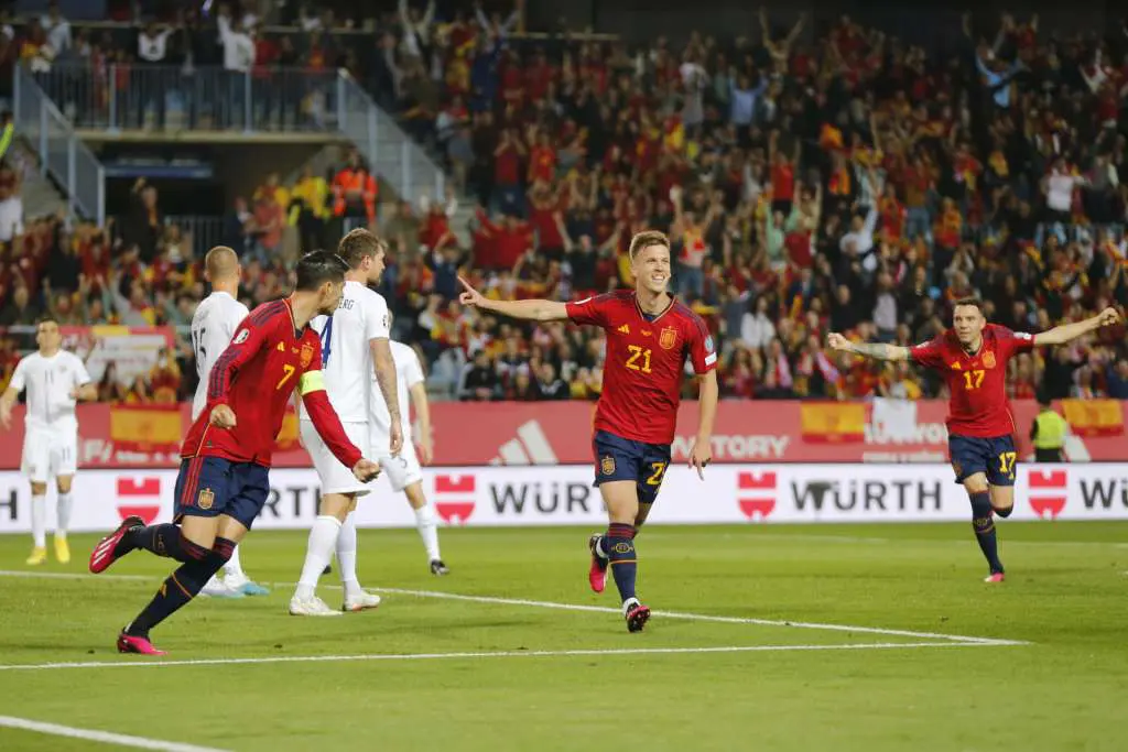 MÁLAGA, 25/03/2023.- El delantero de España Dani Olmo (c) celebra el primer gol de su equipo durante el partido entre España y Noruega, de la fase de clasificación para la Eurocopa 2024, este sábado en el estadio de la Rosaleda de Málaga. EFE/ Jorge Zapata