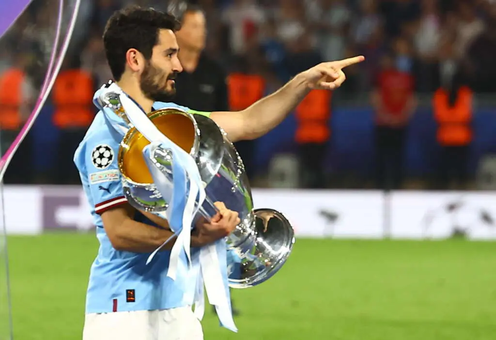 Ilkay Gündoga con el trofeo de la Champions League 
