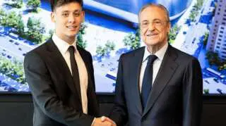 Arda Güler y Florentino Pérez con el Real Madrid