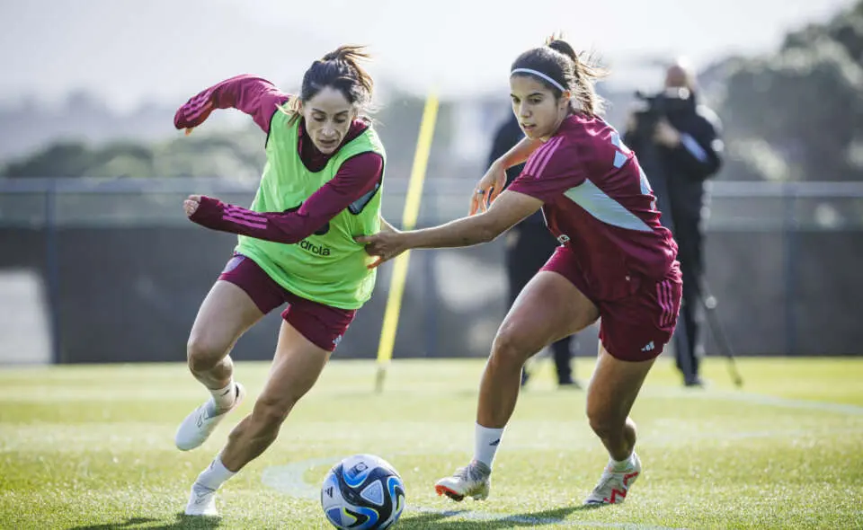 Alba Redondo y Esther González, jugadoras de fútbol