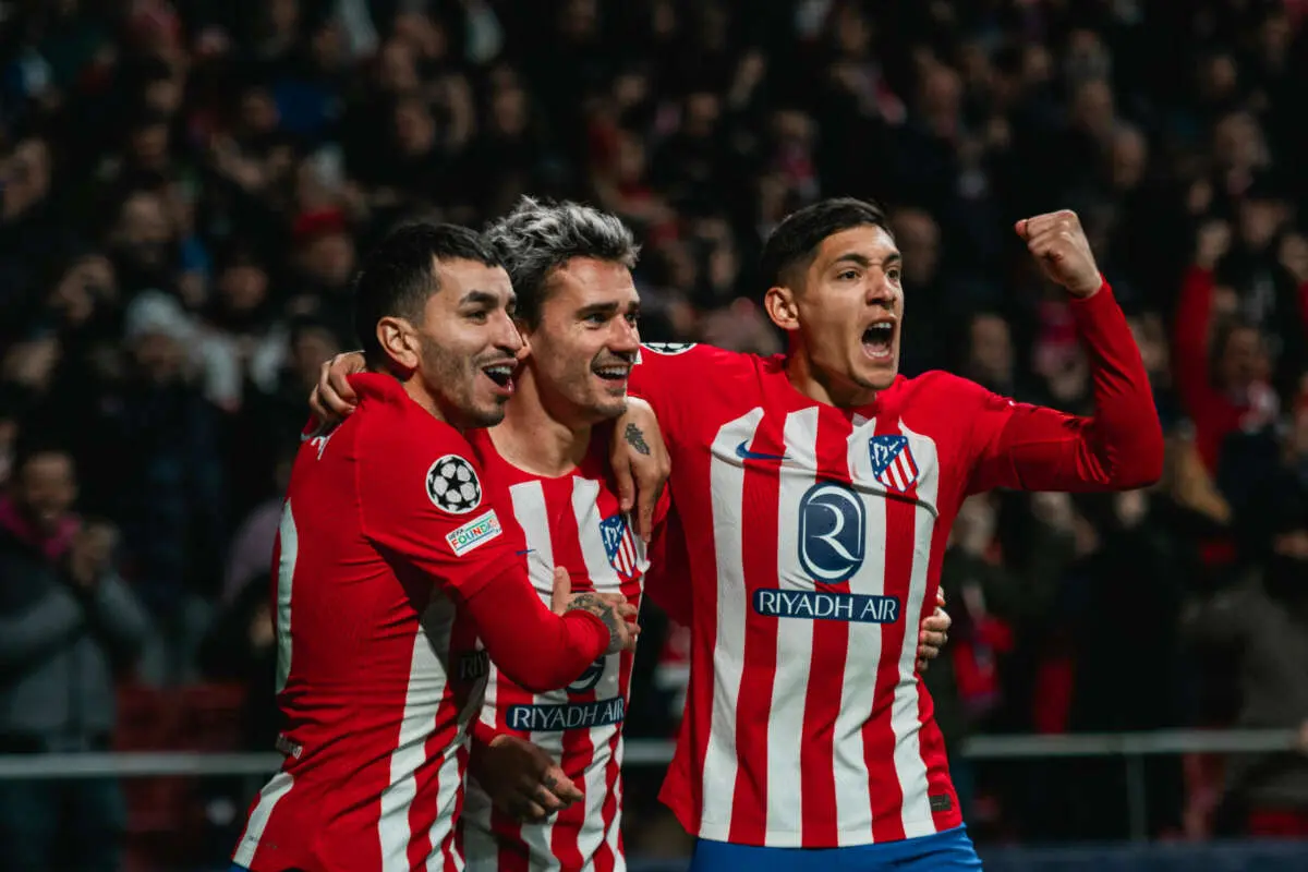 Nahuel Molina, Ángel Correa, Antoine Griezmann, futbolistas del Atlético de Madrid