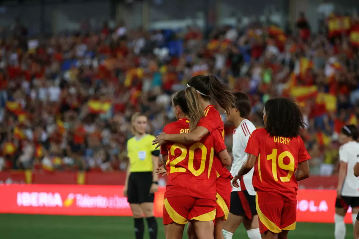 Las jugadoras de España celebran el gol de Claudia Pina. Foto: Cristina Tubilla.