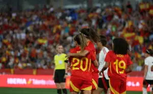 Las jugadoras de la selección española celebran el gol de Claudia Pina. Foto: Cristina Tubilla.