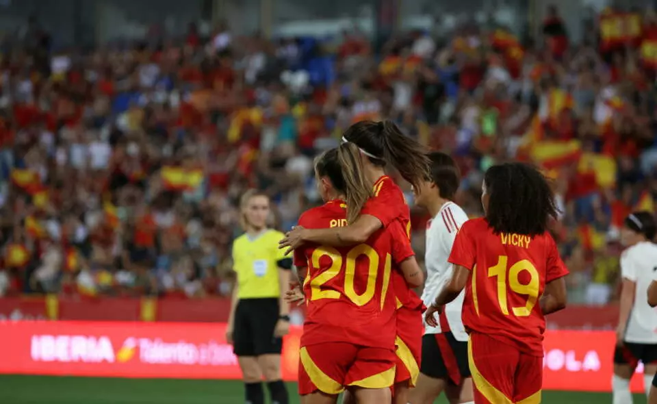 Las jugadoras de la selección española celebran el gol de Claudia Pina. Foto: Cristina Tubilla.