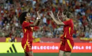 Vicky López y Esther González durante un partido de España. Foto: Cristina Tubilla.
