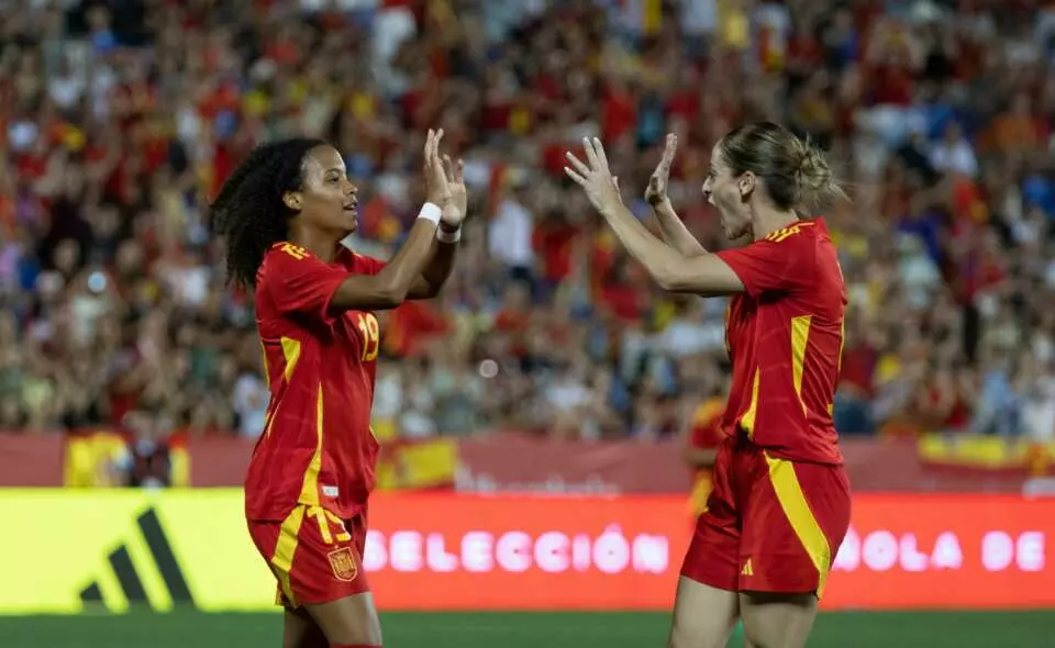 Vicky López y Esther González durante un partido de España. Foto: Cristina Tubilla.