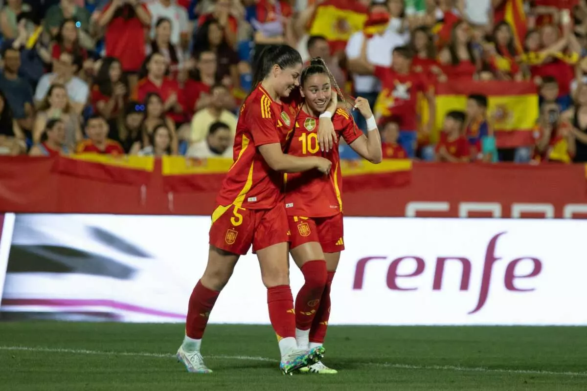 María Méndez y Athenea del Castillo durante un partido con la selección española. Foto: Cristina Tubilla.