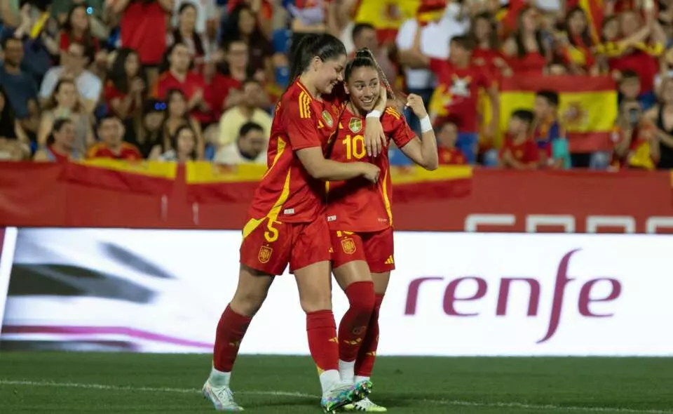 María Méndez y Athenea del Castillo durante un partido con la selección española. Foto: Cristina Tubilla.