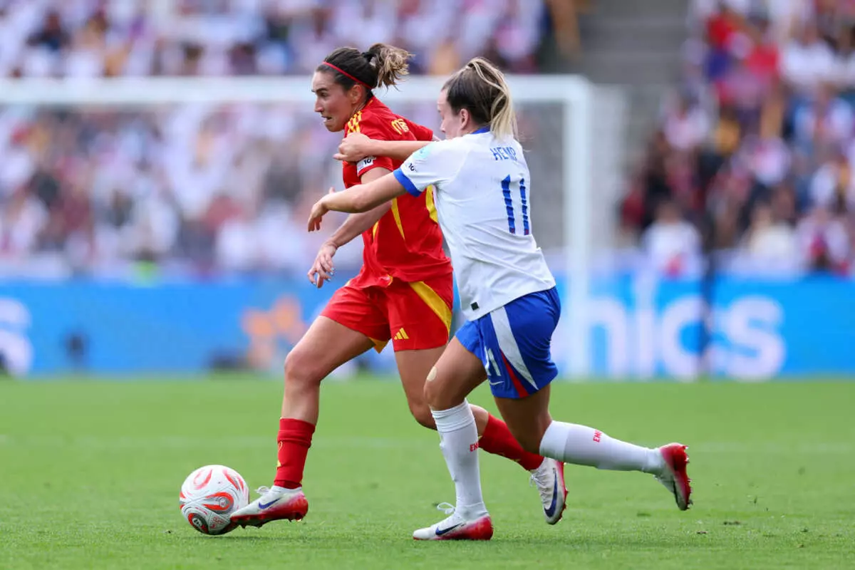 BASEL, SWITZERLAND - JULY 27: Mariona Caldentey of Spain runs with the ball whilst under pressure from Lauren Hemp of England during the UEFA Women's EURO 2025 Final match between England and Spain at St. Jakob-Park on July 27, 2025 in Basel, Switzerland. (Photo by Molly Darlington - UEFA/UEFA via Getty Images)