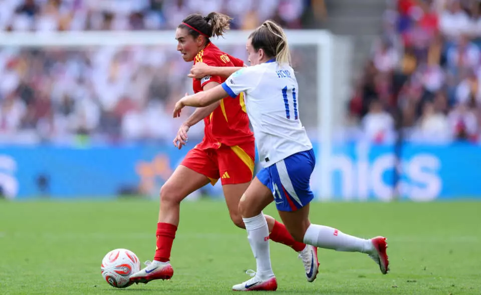 BASEL, SWITZERLAND - JULY 27: Mariona Caldentey of Spain runs with the ball whilst under pressure from Lauren Hemp of England during the UEFA Women's EURO 2025 Final match between England and Spain at St. Jakob-Park on July 27, 2025 in Basel, Switzerland. (Photo by Molly Darlington - UEFA/UEFA via Getty Images)