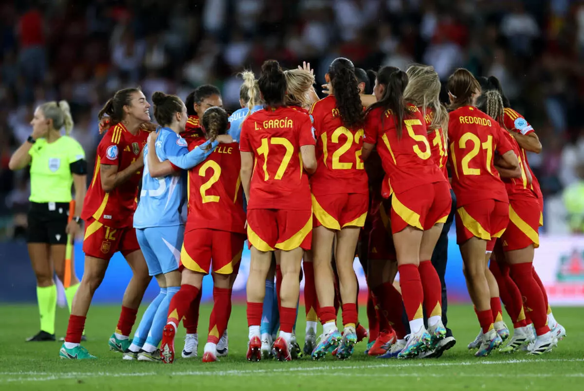 ZURICH, SWITZERLAND – JULY 23: The players of Spain celebrate at full-time following the team’s victory and subsequent progression into the final following the UEFA Women’s EURO 2025 Semi-Final match between Germany and Spain at Stadion Letzigrund on July 23, 2025 in Zurich, Switzerland. (Photo by Maja Hitij – UEFA/UEFA via Getty Images)