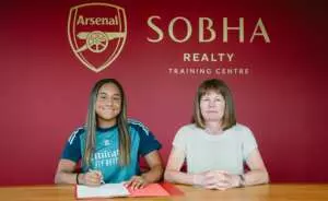 Olivia Smith firmando su nuevo contrato con el Arsenal: Foto: @ArsenalWFC.