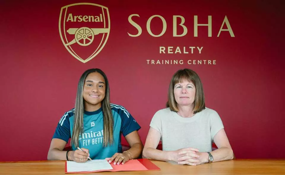 Olivia Smith firmando su nuevo contrato con el Arsenal: Foto: @ArsenalWFC.