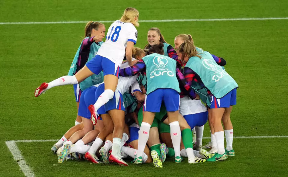 ZURICH, SWITZERLAND - JULY 17: Players of England celebrate winning the penalty shootout during the UEFA Women's EURO 2025 Quarter-Final match between Sweden and England at Stadion Letzigrund on July 17, 2025 in Zurich, Switzerland. (Photo by Alex Caparros - UEFA/UEFA via Getty Images)