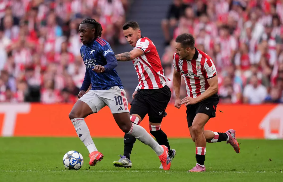 BILBAO, SPAIN - SEPTEMBER 16: Eberechi Eze of Arsenal runs with the ball whilst under pressure from Andoni Gorosabel and Alex Berenguer of Athletic Club during the UEFA Champions League 2025/26 League Phase MD1 match between Athletic Club and Arsenal FC at Estadio de San Mames on September 16, 2025 in Bilbao, Spain. (Photo by Juanma - UEFA/UEFA via Getty Images)