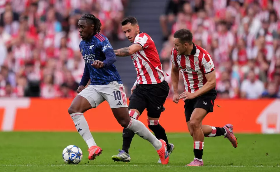 BILBAO, SPAIN - SEPTEMBER 16: Eberechi Eze of Arsenal runs with the ball whilst under pressure from Andoni Gorosabel and Alex Berenguer of Athletic Club during the UEFA Champions League 2025/26 League Phase MD1 match between Athletic Club and Arsenal FC at Estadio de San Mames on September 16, 2025 in Bilbao, Spain. (Photo by Juanma - UEFA/UEFA via Getty Images)