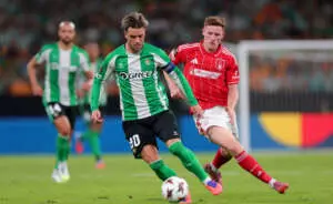 SEVILLE, SPAIN - SEPTEMBER 24: Giovani Lo Celso of Real Betis runs with the ball whilst under pressure from Elliot Anderson of Nottingham Forest during the UEFA Europa League 2025/26 League Phase MD1 match between Real Betis Balompie and Nottingham Forest FC at La Cartuja de Sevilla on September 24, 2025 in Seville, Spain. (Photo by Fran Santiago - UEFA/UEFA via Getty Images)