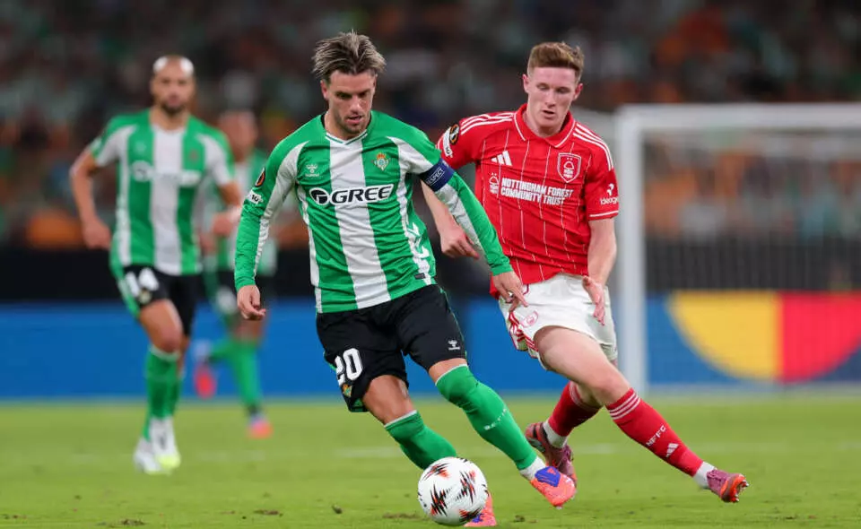 SEVILLE, SPAIN - SEPTEMBER 24: Giovani Lo Celso of Real Betis runs with the ball whilst under pressure from Elliot Anderson of Nottingham Forest during the UEFA Europa League 2025/26 League Phase MD1 match between Real Betis Balompie and Nottingham Forest FC at La Cartuja de Sevilla on September 24, 2025 in Seville, Spain. (Photo by Fran Santiago - UEFA/UEFA via Getty Images)