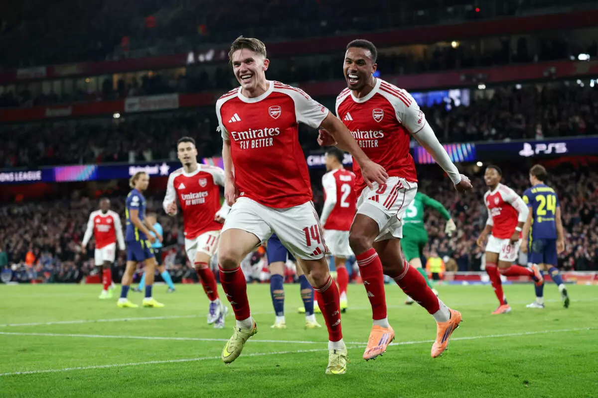 LONDON, ENGLAND - OCTOBER 21: Viktor Gyoekeres of Arsenal celebrates scoring his team's fourth goal with teammate Gabriel during the UEFA Champions League 2025/26 League Phase MD3 match between Arsenal FC and Atletico de Madrid at Arsenal Stadium on October 21, 2025 in London, England. (Photo by Justin Setterfield - UEFA/UEFA via Getty Images)