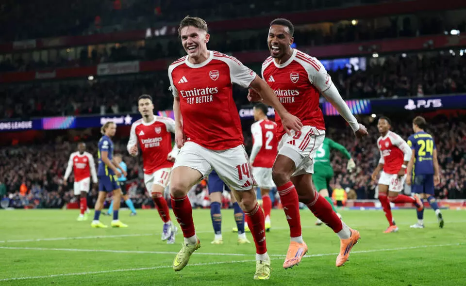 LONDON, ENGLAND - OCTOBER 21: Viktor Gyoekeres of Arsenal celebrates scoring his team's fourth goal with teammate Gabriel during the UEFA Champions League 2025/26 League Phase MD3 match between Arsenal FC and Atletico de Madrid at Arsenal Stadium on October 21, 2025 in London, England. (Photo by Justin Setterfield - UEFA/UEFA via Getty Images)