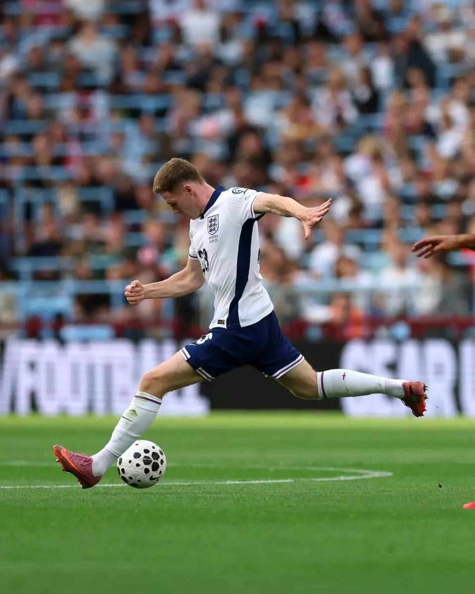 Elliot Anderson en su debut con la selección inglesa. Foto: @elljanderson. 