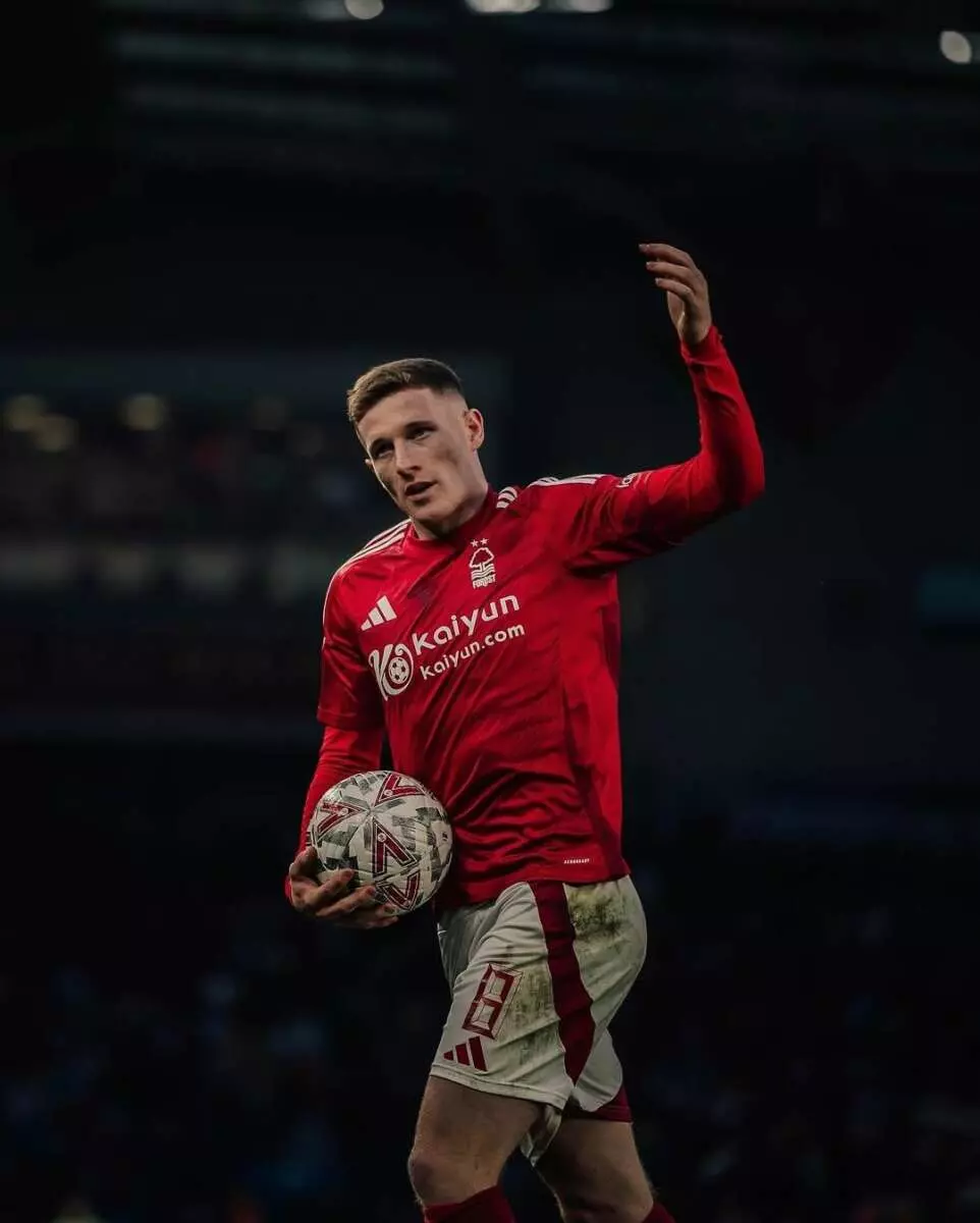 Elliot Anderson está en la órbita del Real Madrid para reforzar el centro del campo. Foto: @elljanderson. 