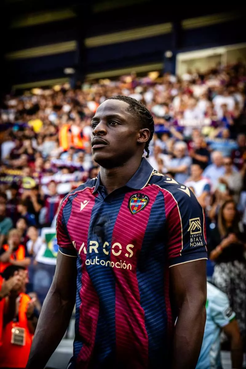 Etta Eyong, futbolista del Levante. Foto: @Karlblaise014.