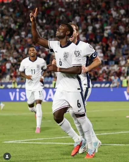 Marc Guehi durante un partido con Inglaterra. Foto: @marcguehi.