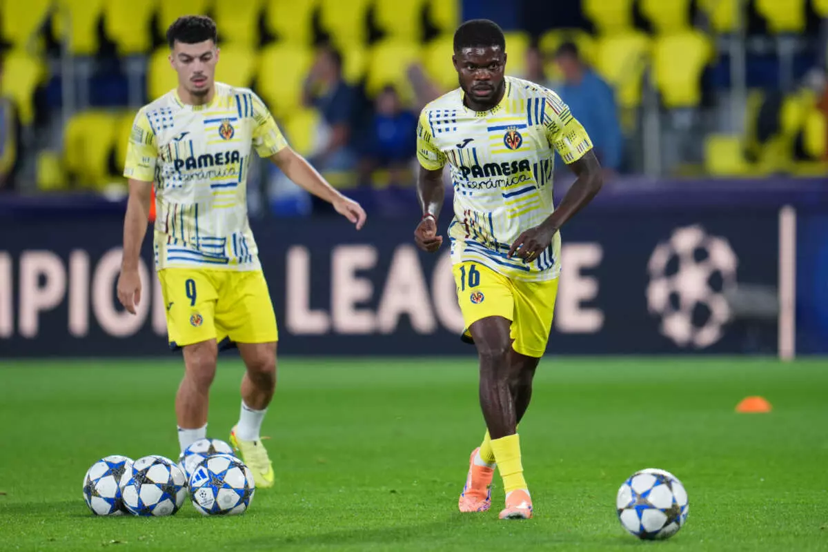VILLARREAL, SPAIN - OCTOBER 21: Thomas Partey of Villarreal CF warms up prior to the UEFA Champions League 2025/26 League Phase MD3 match between Villarreal CF and Manchester City at Estadio de la Ceramica on October 21, 2025 in Villarreal, Spain. (Photo by Aitor Alcalde - UEFA/UEFA via Getty Images)