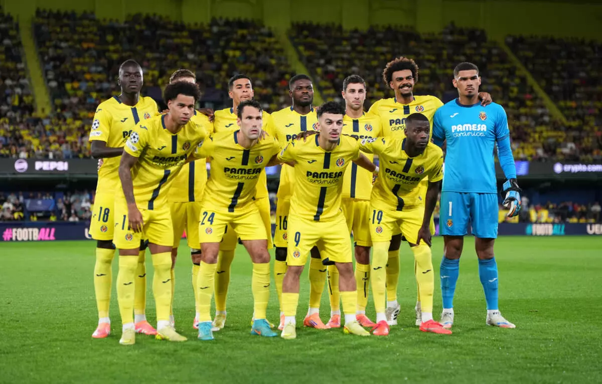 VILLARREAL, SPAIN - OCTOBER 21: Players of Villarreal CF pose for a team photograph prior to the UEFA Champions League 2025/26 League Phase MD3 match between Villarreal CF and Manchester City at Estadio de la Ceramica on October 21, 2025 in Villarreal, Spain. (Photo by Aitor Alcalde - UEFA/UEFA via Getty Images)