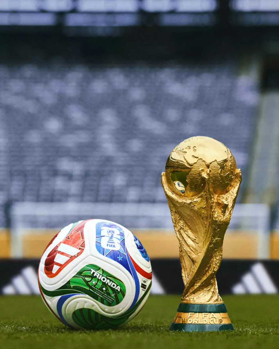 Trionda, el balón oficial del Mundial 2026, junto a la Copa del Mundo. Foto: ADIDAS.