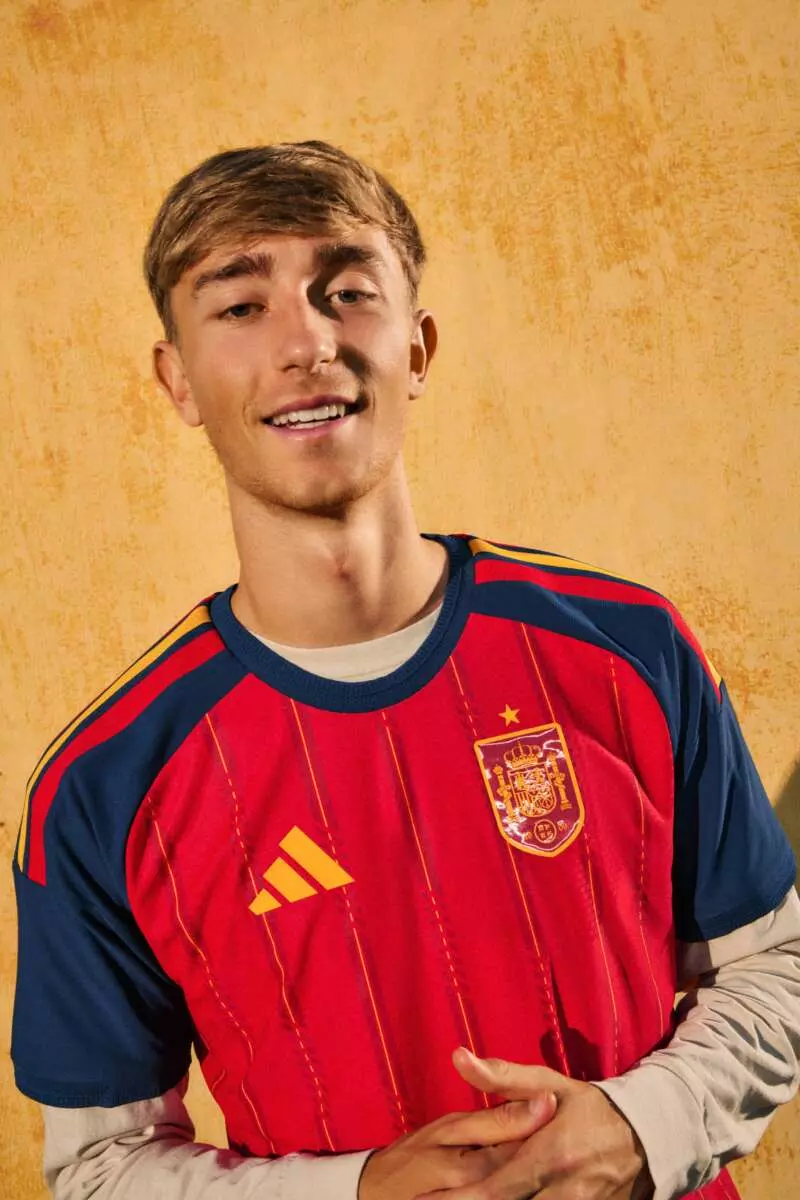 Dean Huijsen posa con la camiseta de España para el Mundial 2026. Foto: Adidas.