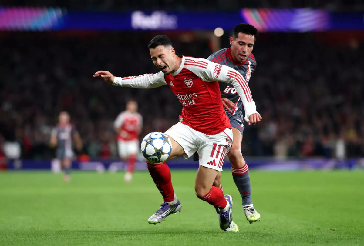 LONDON, ENGLAND - OCTOBER 01: Gabriel Martinelli of Arsenal is challenged by Francisco Ortega of Olympiacos during the UEFA Champions League 2025/26 League Phase MD2 match between Arsenal FC and Olympiacos FC at Arsenal Stadium on October 01, 2025 in London, England. (Photo by Julian Finney - UEFA/UEFA via Getty Images)
