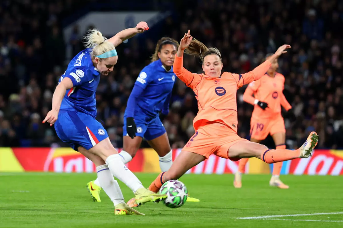LONDON, ENGLAND - NOVEMBER 20: Ellie Carpenter of Chelsea shoots at goal during the UEFA Women's Champions League 2025/26 league phase match between Chelsea FC Women and FC Barcelona at Stamford Bridge on November 20, 2025 in London, England. (Photo by Molly Darlington - UEFA/UEFA via Getty Images)