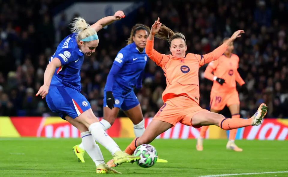 LONDON, ENGLAND - NOVEMBER 20: Ellie Carpenter of Chelsea shoots at goal during the UEFA Women's Champions League 2025/26 league phase match between Chelsea FC Women and FC Barcelona at Stamford Bridge on November 20, 2025 in London, England. (Photo by Molly Darlington - UEFA/UEFA via Getty Images)