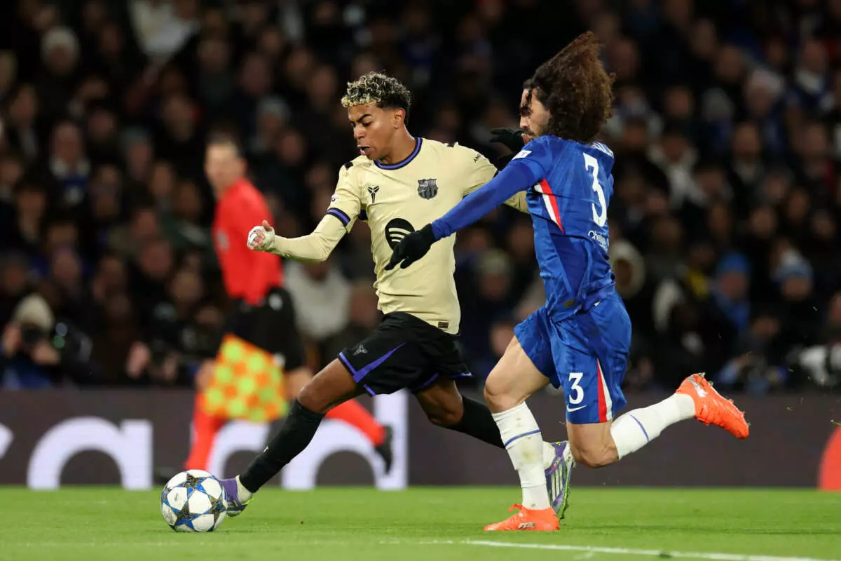 LONDON, ENGLAND - NOVEMBER 25: Lamine Yamal of FC Barcelona runs with the ball whilst under pressure from Marc Cucurella of Chelsea during the UEFA Champions League 2025/26 League Phase MD5 match between Chelsea FC and FC Barcelona at Stamford Bridge on November 25, 2025 in London, England. (Photo by Jan Kruger - UEFA/UEFA via Getty Images)